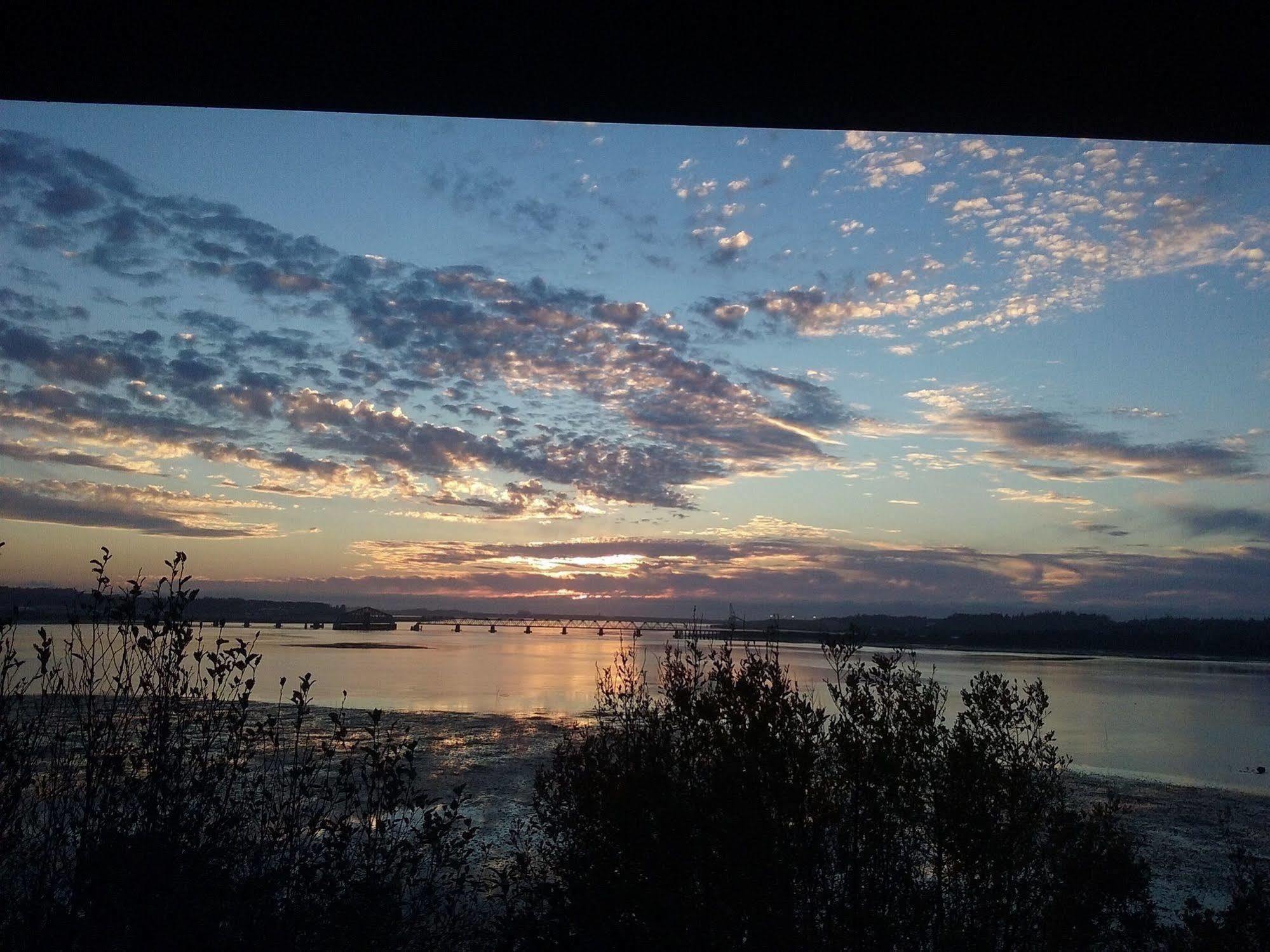 Bay Bridge Motel Норт-Бенд Екстер'єр фото